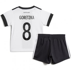 Jalkapallo Pelipaidat/Peliasut Saksa Leon Goretzka 8 Lasten Kotipelipaita Mm-Kisat 2022